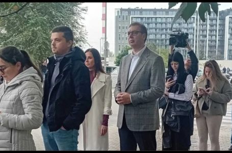 Vučić snimljen kako čeka u redu za glasanje na izborima